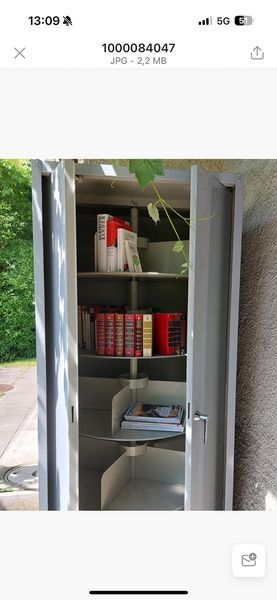 Bild enthält, Closet, Cupboard, Furniture, Shelf, Door, Cabinet