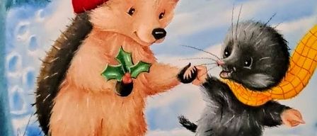 Zwei Igel, einer mit rotem Hut und einer gehaltenen Efeublatt, der andere mit gelbem Schal, interagieren freudig in einem verschneiten Wald.