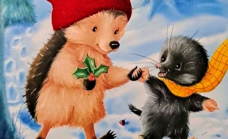 Zwei Igel, einer mit rotem Hut und einer gehaltenen Efeublatt, der andere mit gelbem Schal, interagieren freudig in einem verschneiten Wald.