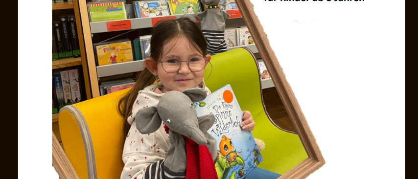 Plakat für eine Kinderbuchlesung. Ein junges Mädchen hält ein Buch und einen Plüschelefanten. Hinter ihr ist ein Bücherregal mit Büchern zu sehen. Die Veranstaltung findet am 6. März 2026 von 15:00 bis 16:00 Uhr statt.