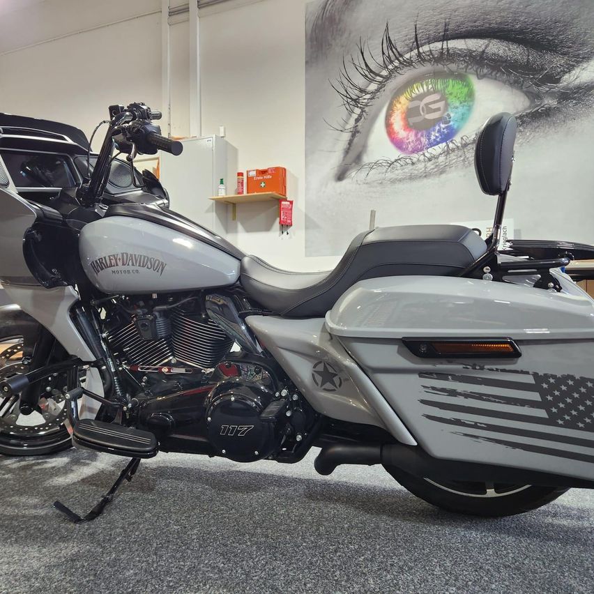 Ein Harley-Davidson Motorrad mit einem individuellen Anstrich, der ein amerikanisches Flaggendesign zeigt, steht in einem Ausstellungsraum.