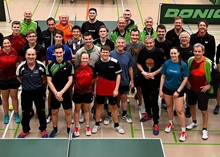 Bild enthält, People, Person, Sword, Adult, Male, Man, Groupshot, Shoe, Shorts, Team