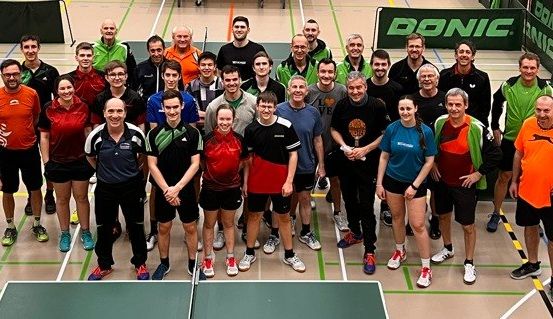 Bild enthält, People, Person, Sword, Adult, Male, Man, Groupshot, Shoe, Shorts, Team