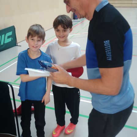 Bild enthält, Shoe, Shorts, Adult, Male, Man, Person, Boy, Child, Necklace, Portrait