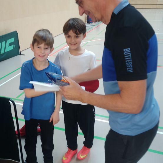 Bild enthält, Shoe, Shorts, Adult, Male, Man, Person, Boy, Child, Necklace, Portrait