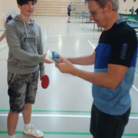 Bild enthält, Shorts, Shoe, Sneaker, Adult, Male, Man, Person, Floor, Glasses, Ping Pong Paddle