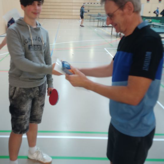 Bild enthält, Shorts, Shoe, Sneaker, Adult, Male, Man, Person, Floor, Glasses, Ping Pong Paddle