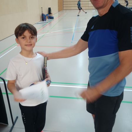 Bild enthält, Shoe, Shorts, T-Shirt, Sneaker, Floor, Flooring, Adult, Male, Man, Person