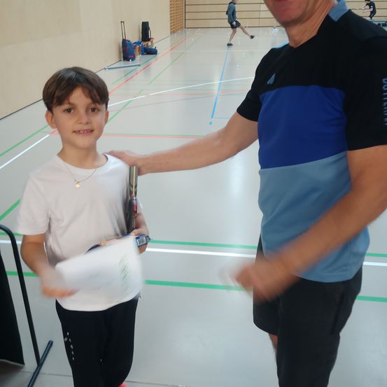 Bild enthält, Shoe, Shorts, T-Shirt, Sneaker, Floor, Flooring, Adult, Male, Man, Person