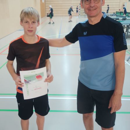 Bild enthält, Shorts, T-Shirt, Shoe, Glasses, Boy, Child, Male, Person, Sneaker, Man