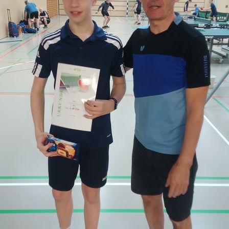 Bild enthält, Shoe, Shorts, Sneaker, T-Shirt, Person, Glasses, Adult, Male, Man, Flooring