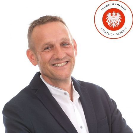 Bild enthält, Person, Photography, Portrait, Blazer, Coat, Jacket, Suit, Adult, Male, Man