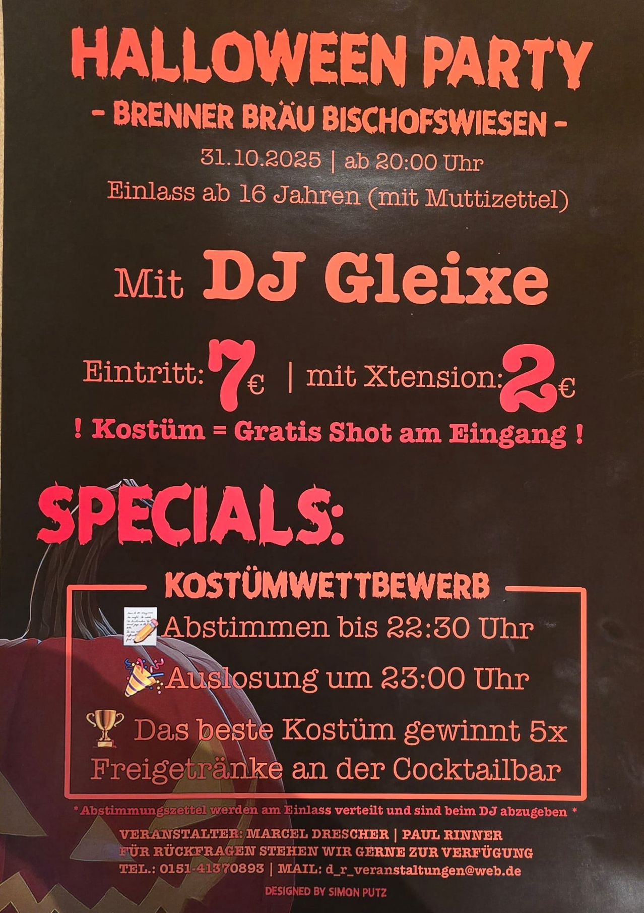Plakat für einen Halloween-Kostümwettbewerb am 31. Oktober 2025, Beginn um 20:00 Uhr. Der Eintritt beträgt 7 Euro, mit einer Verlängerungsgebühr von 2 Euro. Kostüme gewähren einen kostenlosen Shot am Eingang. Die Abstimmung endet um 22:30 Uhr, das beste Kostüm gewinnt 5 Freigetränke an der Cocktailbar.