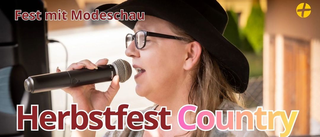 Plakat für das Herbstfest Country-Event mit einer Frau, die in ein Mikrofon singt. Das Event ist für den 13. September um 11:00 Uhr geplant. Es beinhaltet ein Gewinnspiel, ein Buffet, Live-Musik von Jolena Hawk und einen Country-Modenschau.