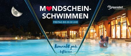 Werbung für Mondschein-schwimmen, eine romantische Schwimmveranstaltung. Es zeigt einen Pool bei Nacht mit einem schwimmenden Paar und bietet Erfrischungen, Cocktails und Musik an.