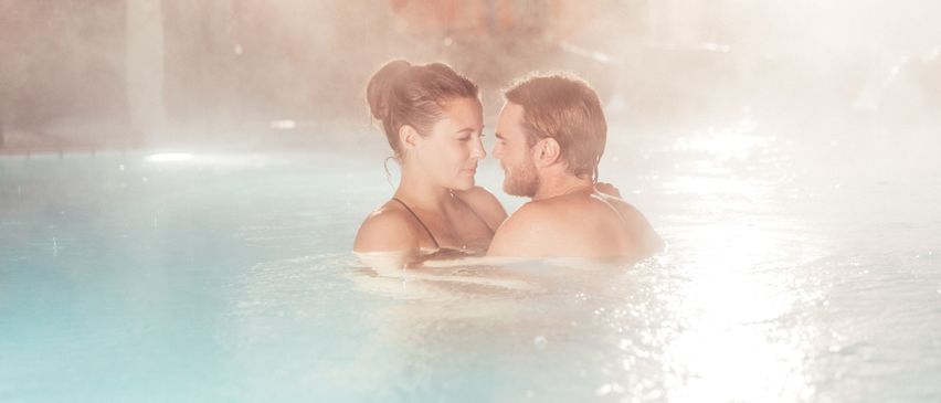 Bild enthält, Bathing, Face, Person, Hot Tub, Adult, Male, Man, Pool, Water, Outdoors