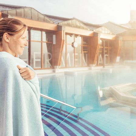 Bild enthält, Adult, Female, Person, Woman, Building, Hotel, Resort, Face, Head, Hot Tub