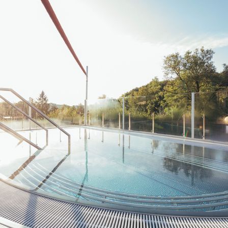 Bild enthält, Pool, Water, Swimming Pool, Building, Hotel, Resort, Handrail, Outdoors, Tub, Scenery