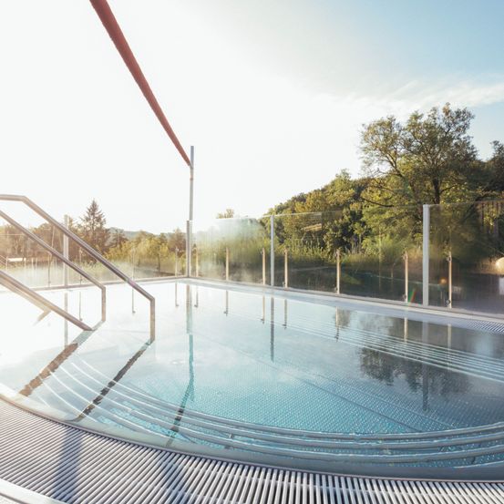 Bild enthält, Pool, Water, Swimming Pool, Building, Hotel, Resort, Handrail, Outdoors, Tub, Scenery