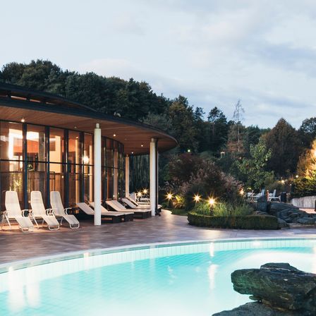 Bild enthält, Building, Housing, Villa, Hotel, Resort, Pool, Water, Swimming Pool, Chair, Outdoors