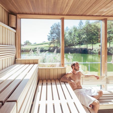 Bild enthält, Adult, Male, Man, Person, Sauna, Architecture, Building, Face, Head