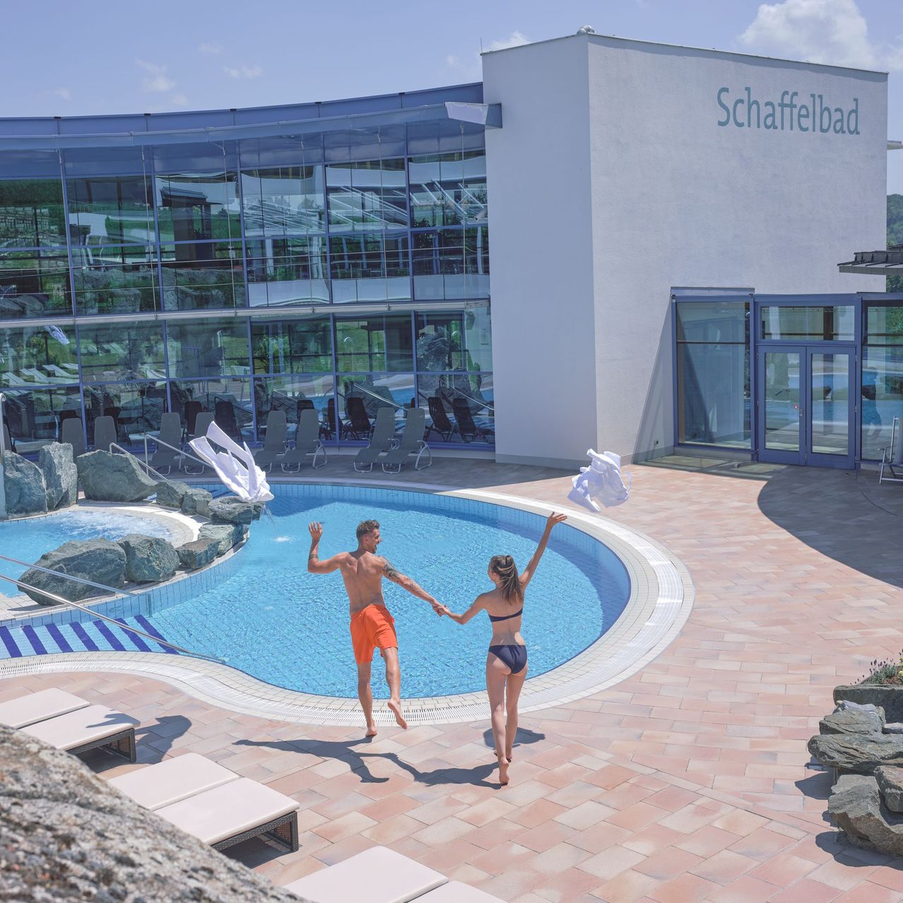 Bild enthält, Pool, Hotel, Person, Adult, Female, Woman, Swimming Pool, Office Building, Swimwear, Resort