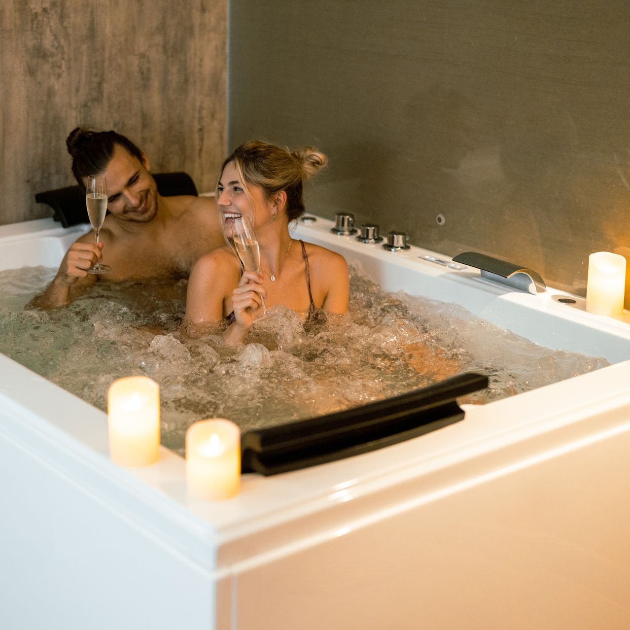 Bild enthält, Bathing, Tub, Bathtub, Person, Hot Tub, Adult, Bride, Female, Woman, Candle