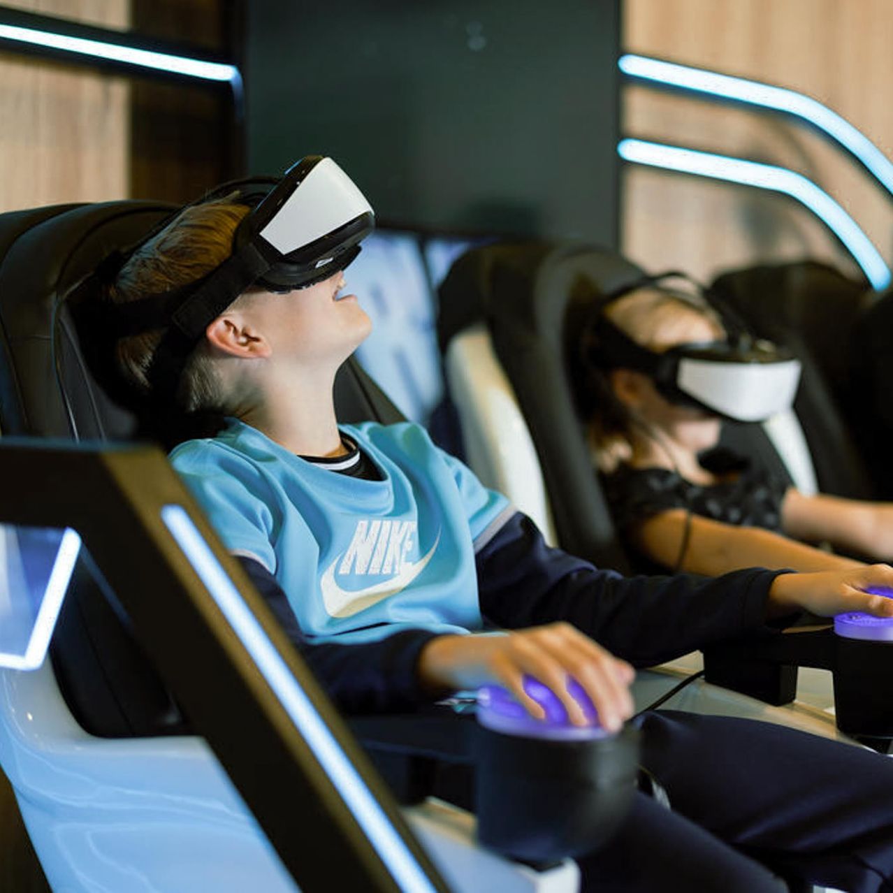 Bild enthält, Cushion, Home Decor, VR Headset, Person