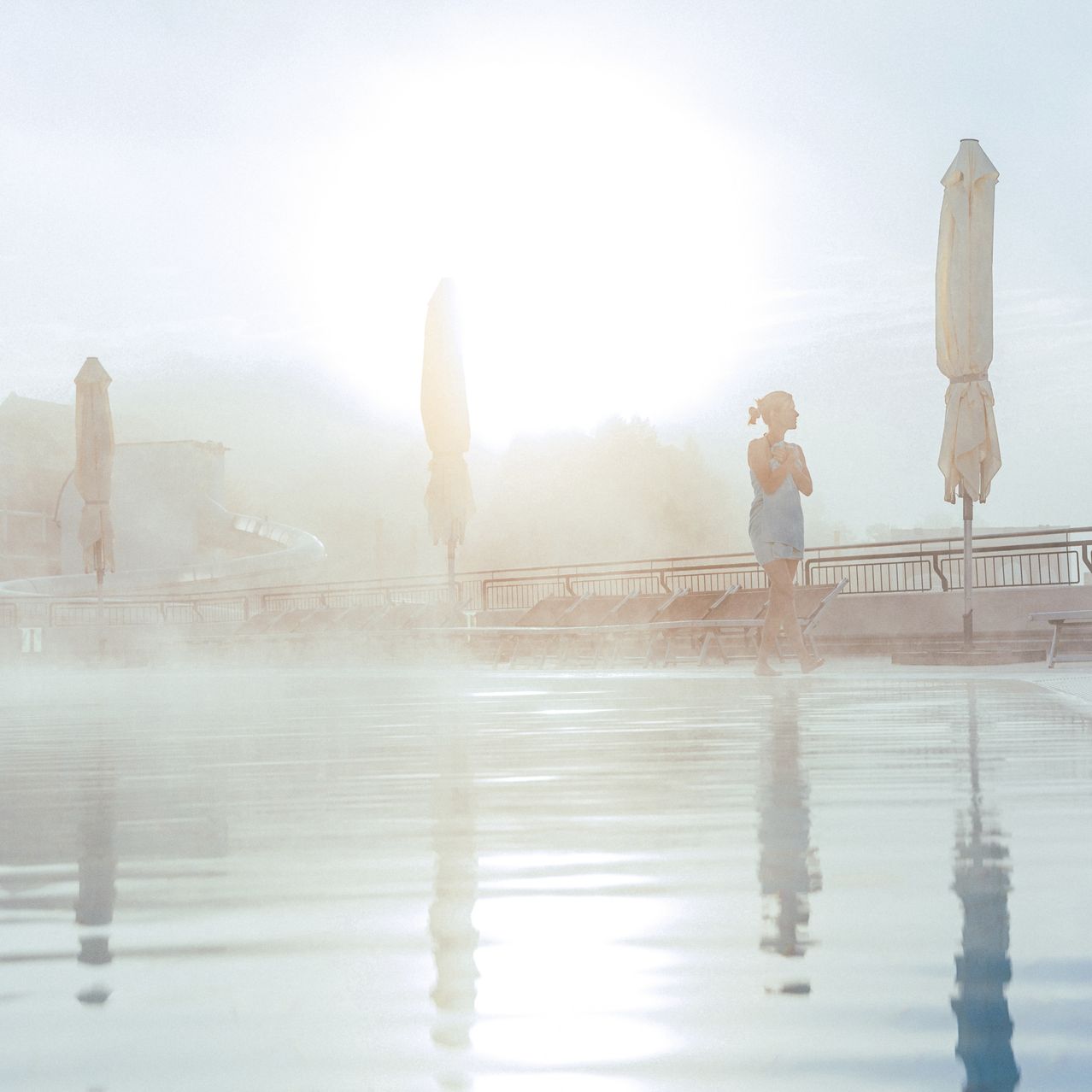 Bild enthält, Nature, Outdoors, Weather, Person, Fog, Smoke, Water