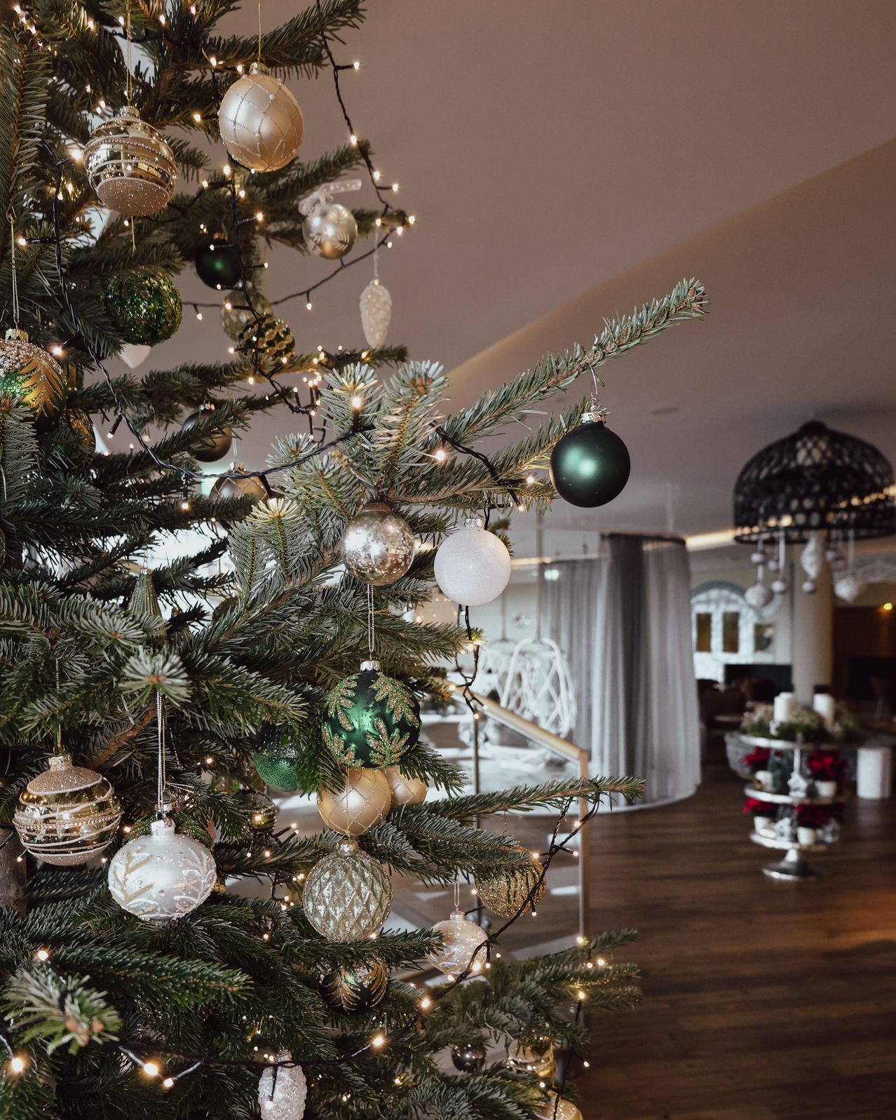 Bild enthält, Tree, Fir, Christmas, Christmas Decorations, Festival, Christmas Tree, Chandelier, Wood, Lighting, Christmas Tree Ornaments