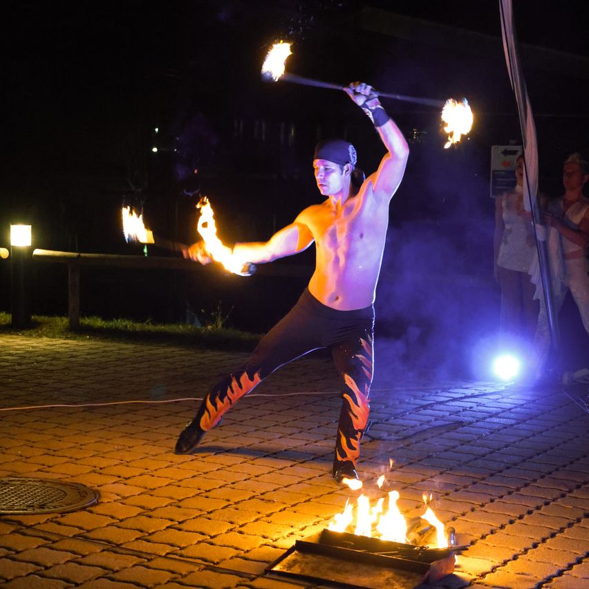 Bild enthält, Fire, Flame, Person, Juggling, Bonfire