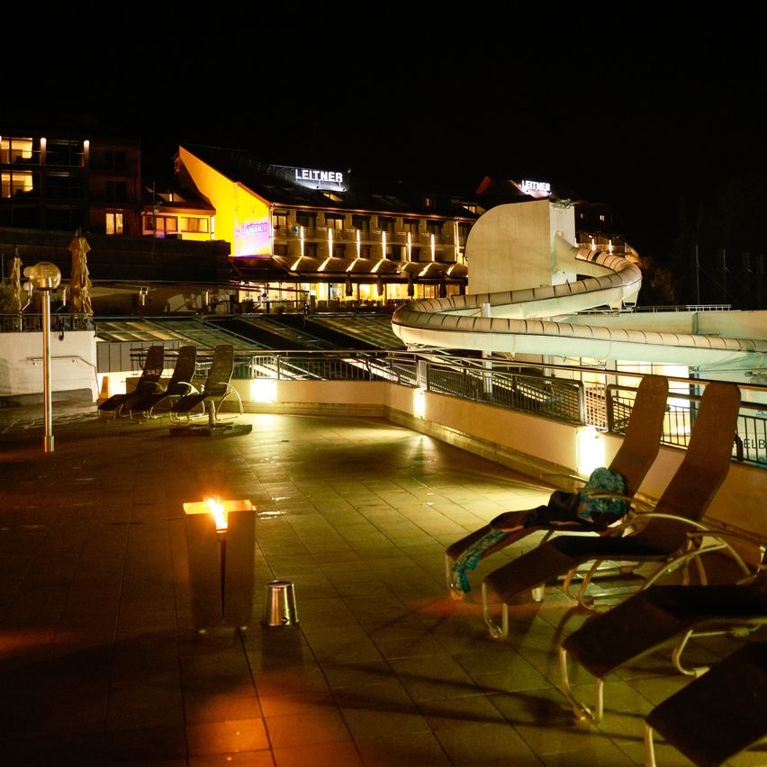 Bild enthält, Lighting, Handrail, Path, Walkway, Floor, Flooring, Metropolis, Airport, Person, Road