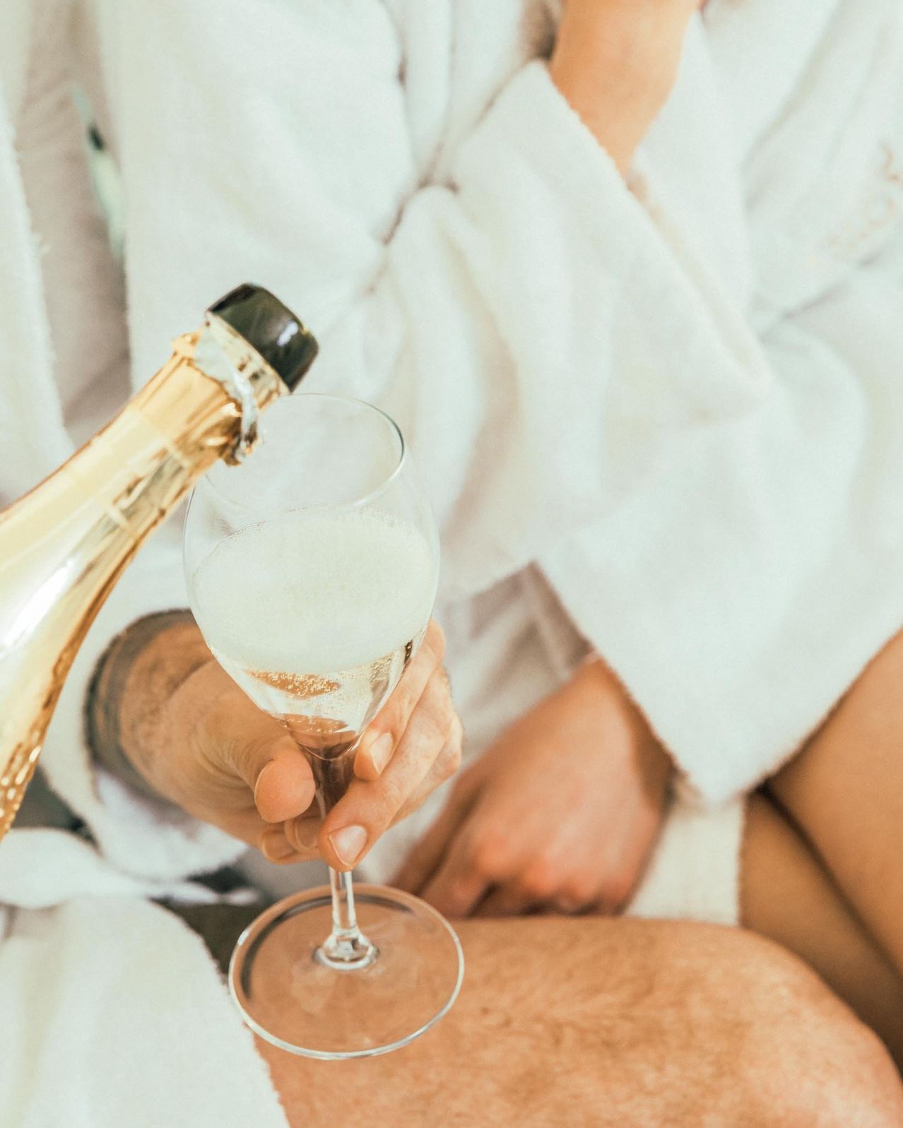 Bild enthält, Glass, Goblet, Alcohol, Beverage, Fun, Bottle, Cosmetics, Perfume