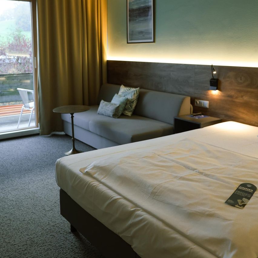 Bild enthält, Indoors, Interior Design, Furniture, Bed, Bedroom, Dorm Room, Floor, Flooring, Hotel, Cushion