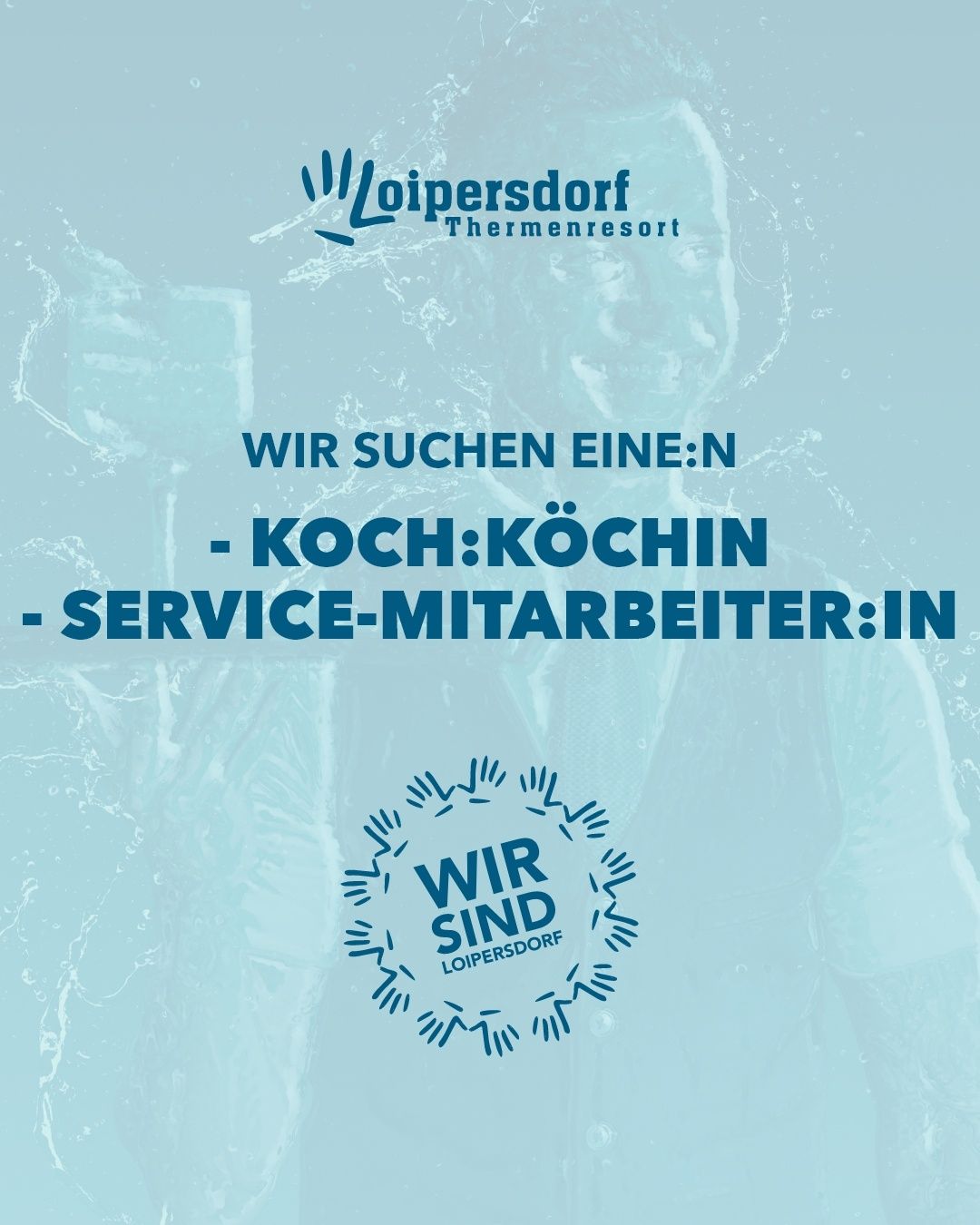 Ein blaues Poster von Loipersdorf Thermenresort wirbt um einen Koch und Servicepersonal. Das Poster hat einen Wassertropfeneffekt. Der Text ist fett und in Blau. Es steht 'Wir suchen einen Koch und Servicepersonal.' Unten befindet sich ein rundes Logo mit den Worten 'Wir sind Loipersdorf.'