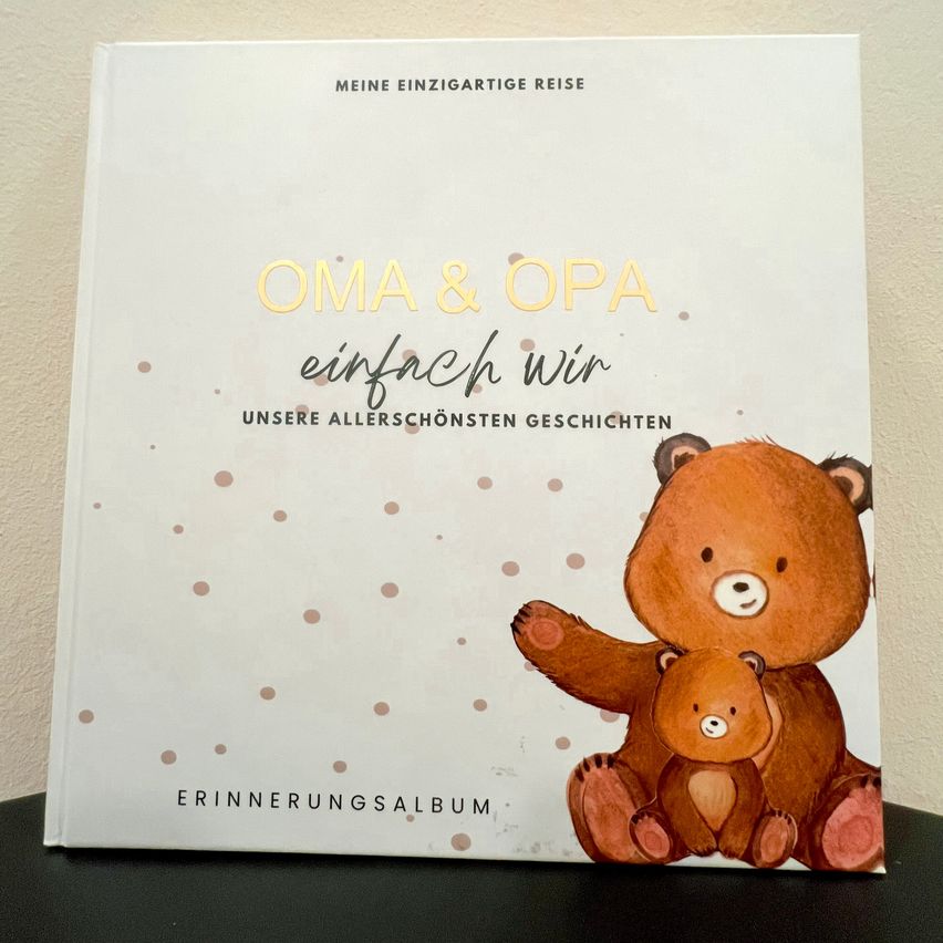 The book cover features two brown bears sitting next to each other with a polka dot pattern on a white background. The title reads Oma & Opa einfach wir. Below the title is a subtitle Unsere allerschönsten Geschichten.