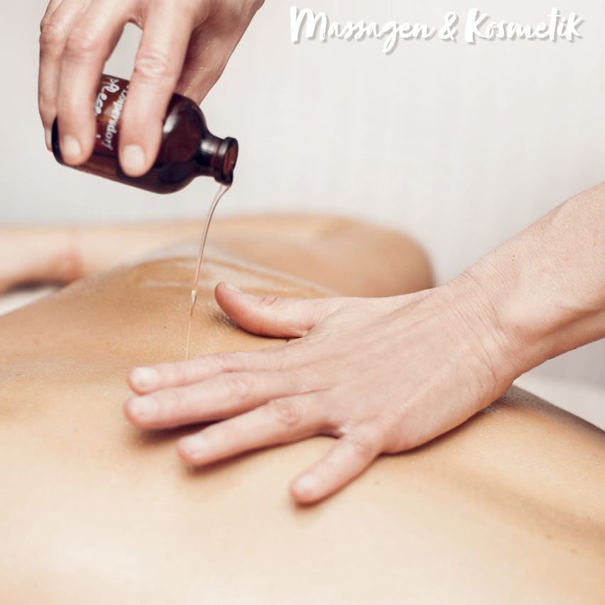 Eine Hand gießt Öl auf den Rücken einer anderen Person während einer Massagesitzung, wobei der Text 'Massagen & Kosmetik' sichtbar ist.