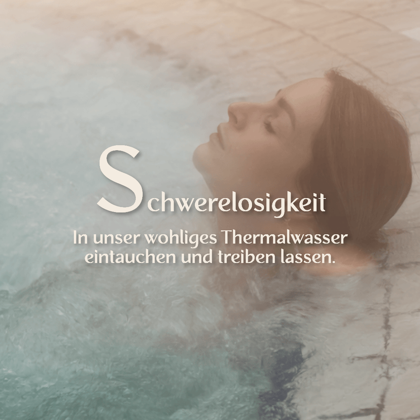 Eine Frau schwimmt in einem Pool mit den Worten 'Schwerelosigkeit' in großen Buchstaben über ihr. Sie schaut mit geschlossenen Augen nach oben. Das Wasser ist klar und der Pool ist von einer Ziegelmauer umgeben.