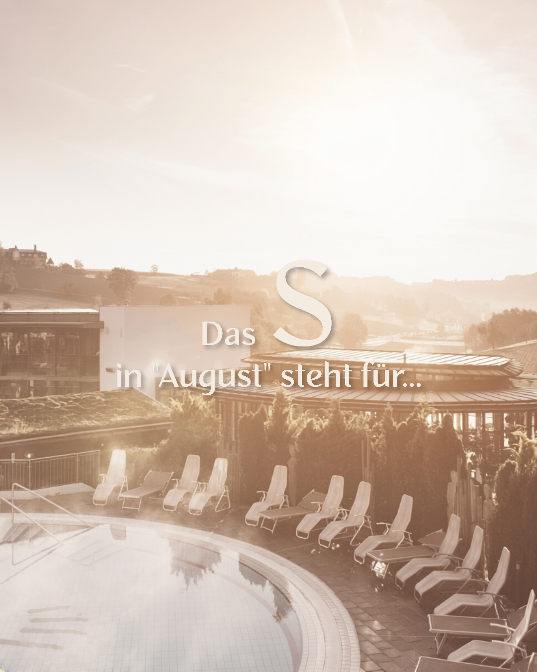 Ein Außenpoolbereich mit Liegestühlen und einem Gebäude mit dem Text 'Das in August' steht für...' im Vordergrund.