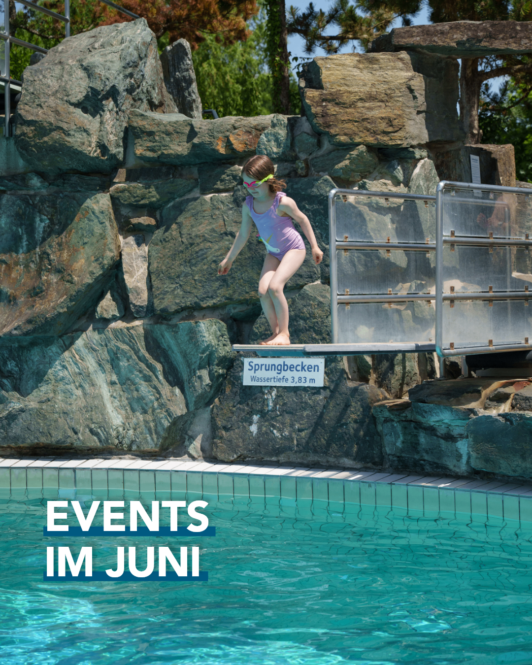 Ein Mädchen springt von einer Sprungturmplattform in den Pool. Die Wassertiefe beträgt 3,83 Meter. Es gibt einen Textüberlagerung, der 'Events im Juni' lautet.
