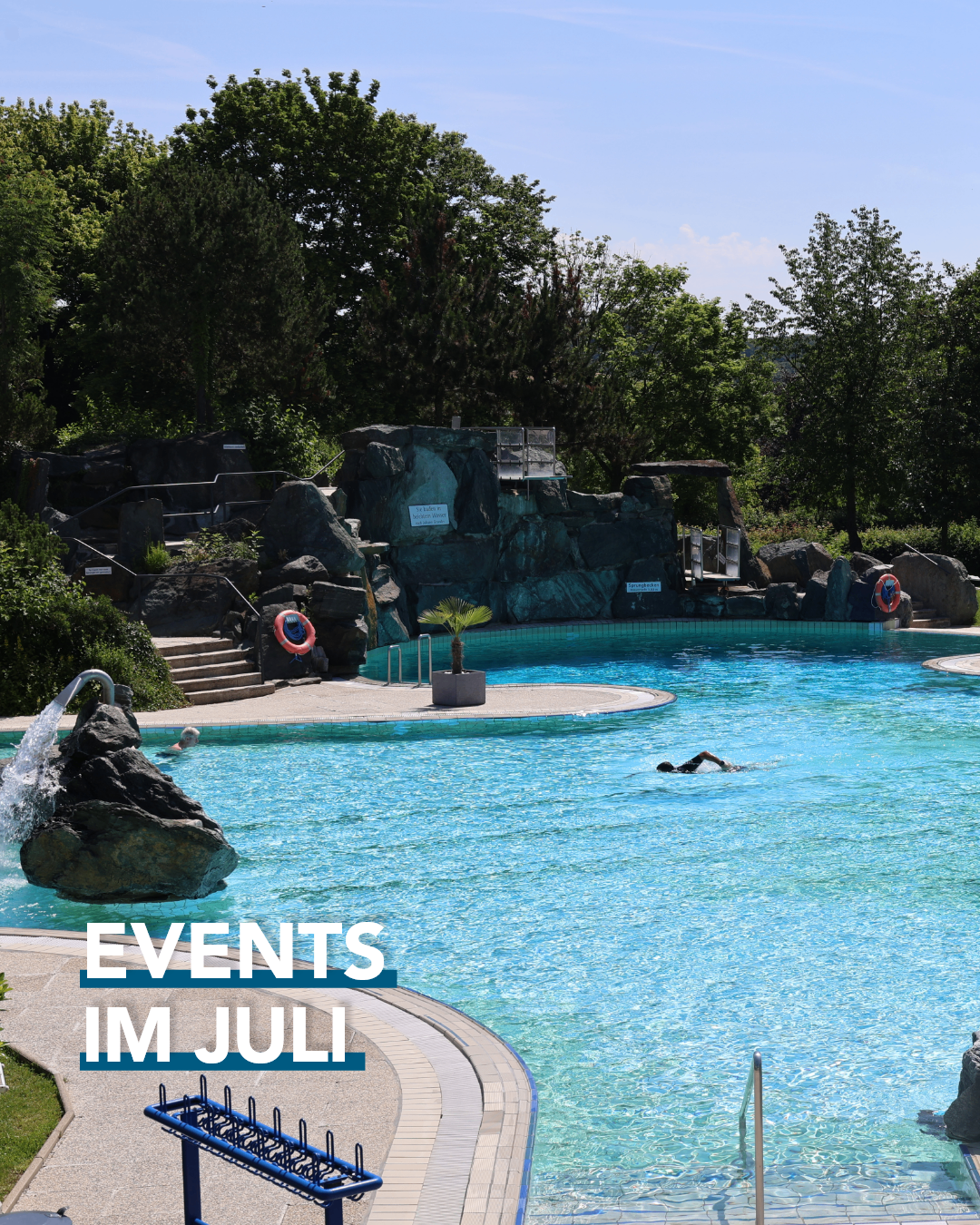Ein Freibad mit Felsen und Pflanzen. Zwei Menschen schwimmen, während der Text 'Events im Juli' angezeigt wird.