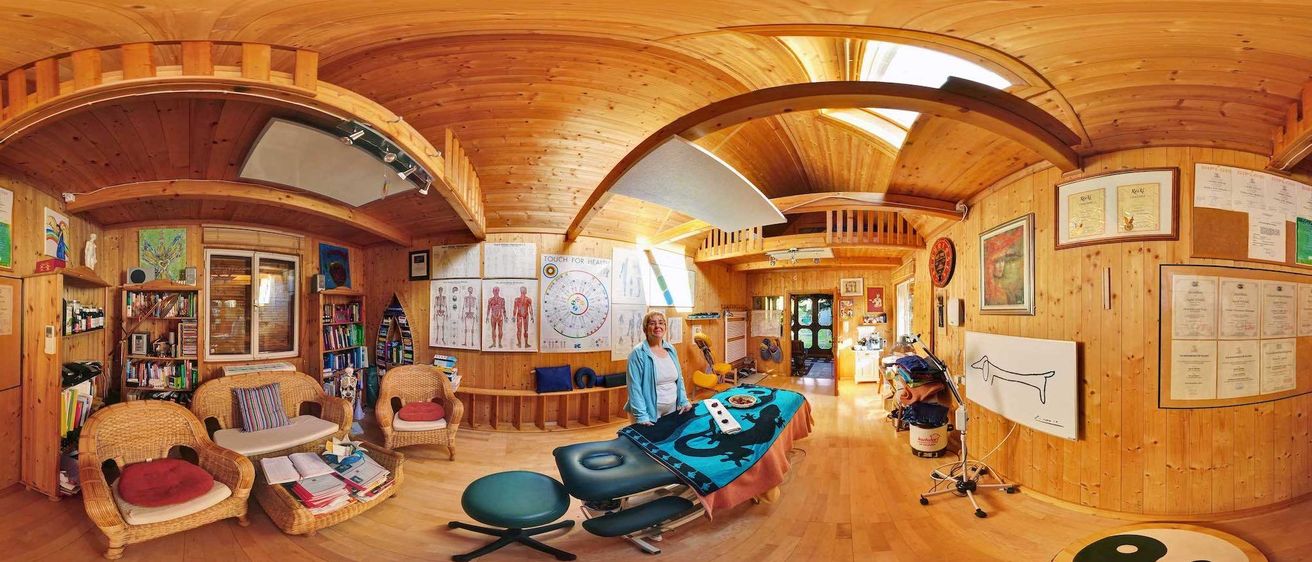 Bild enthält, Hardwood, Stained Wood, Wood, Indoors, Interior Design, Person, Barbershop, Beauty Salon, Face, Head