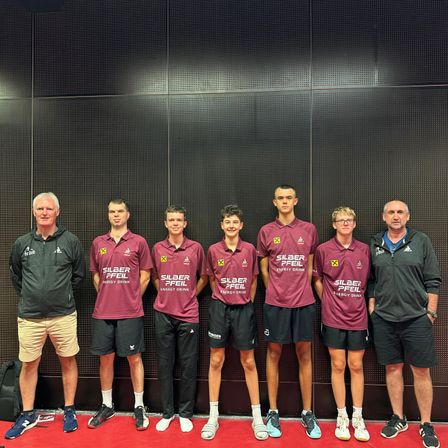 Bild enthält, People, Person, Groupshot, Boy, Male, Teen, Adult, Man, Shoe, Shorts