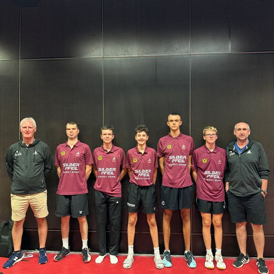 Bild enthält, People, Person, Groupshot, Boy, Male, Teen, Adult, Man, Shoe, Shorts