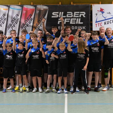 Bild enthält, People, Person, Clothing, Shorts, Footwear, Shoe, Face, Team, Can, Tin