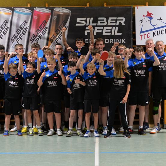 Bild enthält, People, Person, Clothing, Shorts, Footwear, Shoe, Face, Team, Can, Tin