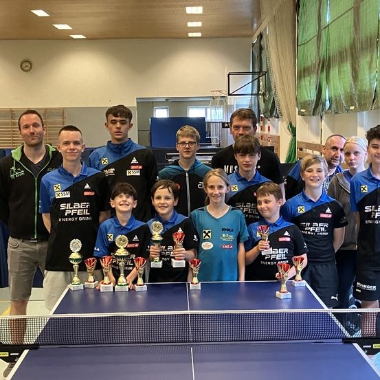 Bild enthält, People, Person, Adult, Male, Man, Boy, Teen, Female, Woman, Child