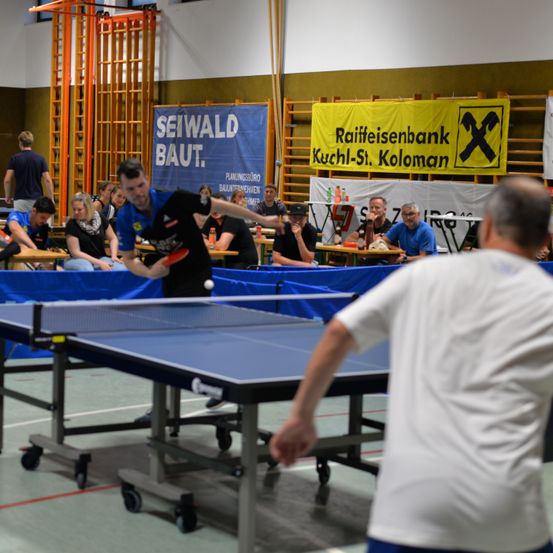 Bild enthält, Adult, Male, Man, Person, Boy, Child, Ping Pong, Ping Pong Paddle, Wheel, Face