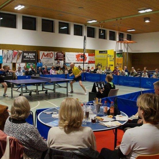 Bild enthält, Adult, Male, Man, Person, Child, Female, Girl, Woman, Building, Ping Pong