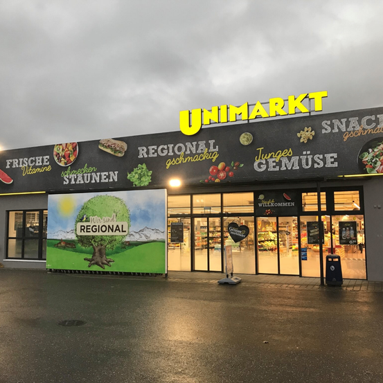 Bild enthält, Architecture, Building, Advertisement, Shop, Car, Vehicle, Shopping Mall, Electronics, Monitor, Screen